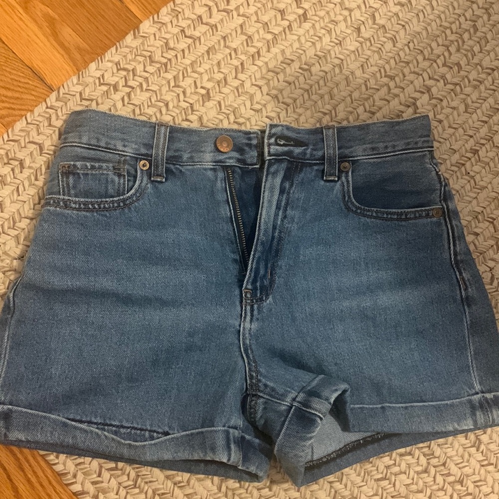Gently worn high waisted AE shorts from 2022